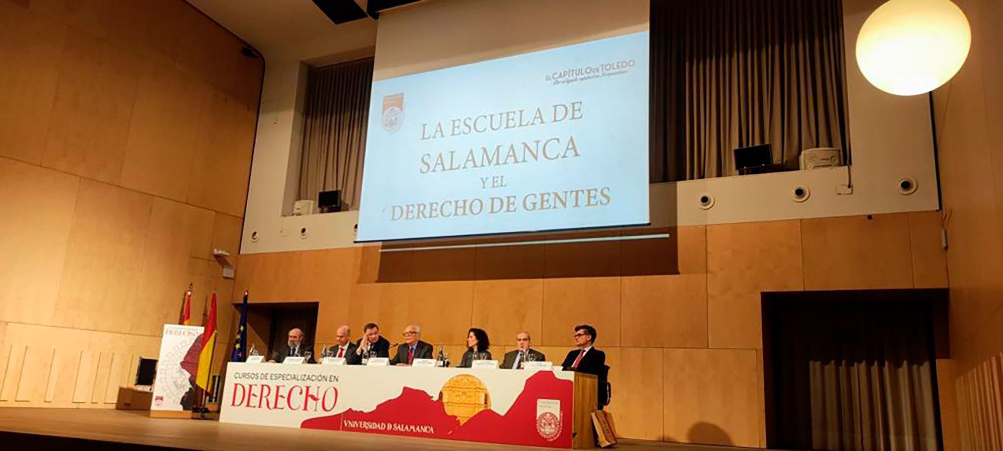 Mesa presidida por Fernando Ledesma en la Conferencia La escuela de Salamanca y el derecho de gentes