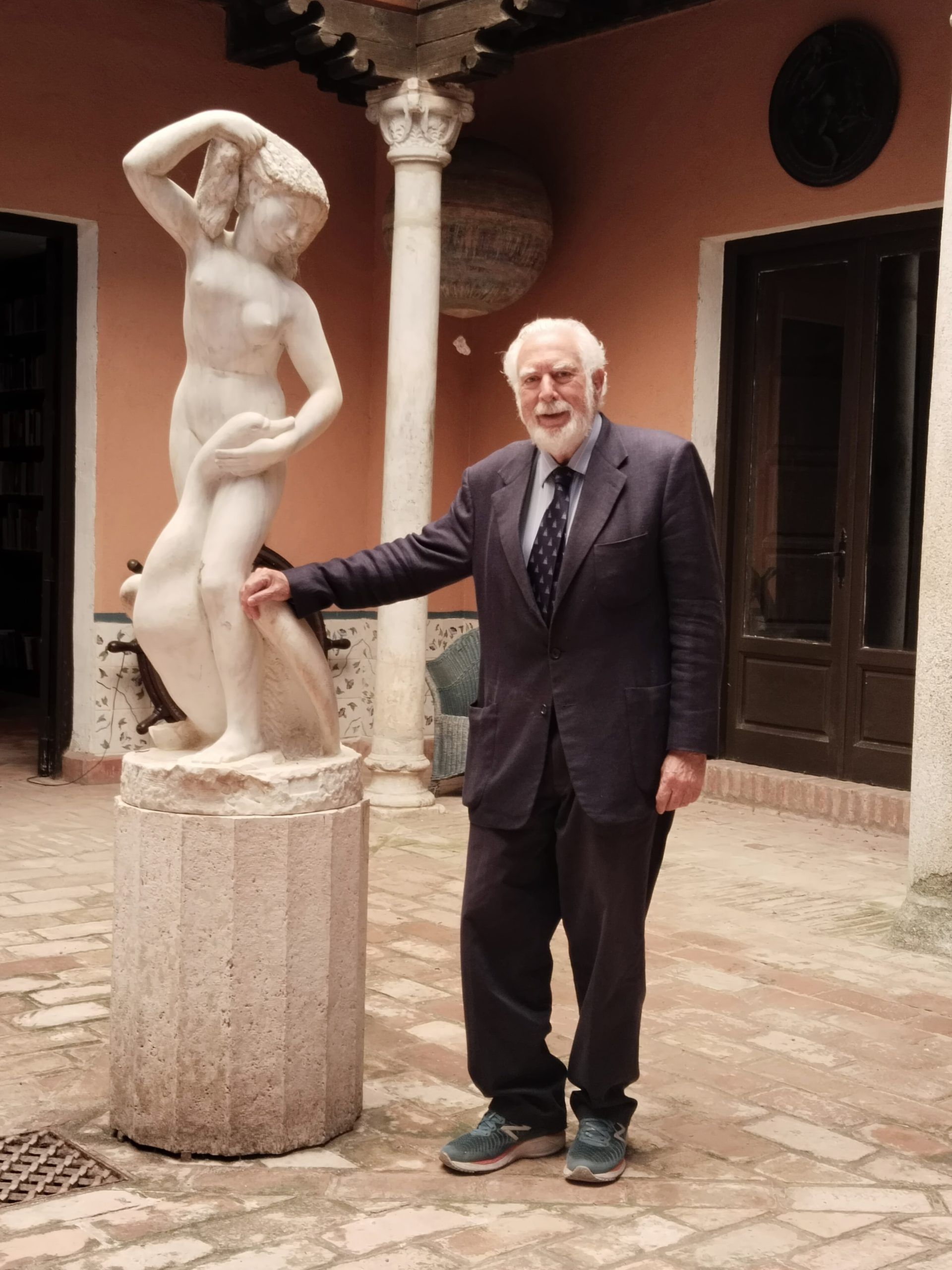 Eduardo Garrigues en el patio de la sede del Capitulo de Toledo en la plaza de Santo Domingo el Real (Toledo).jpg